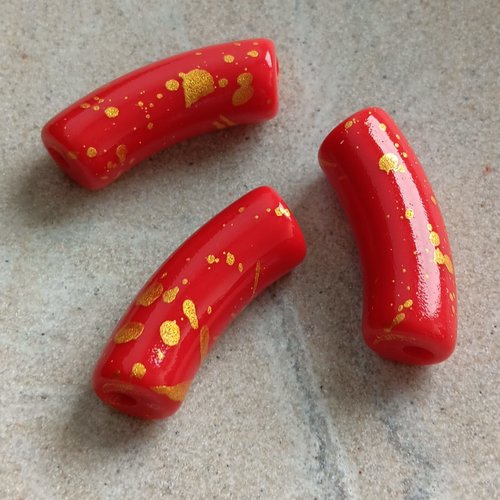 Perle tube incurvé rouge tachetée doré acrylique 34x13mm prou7-4