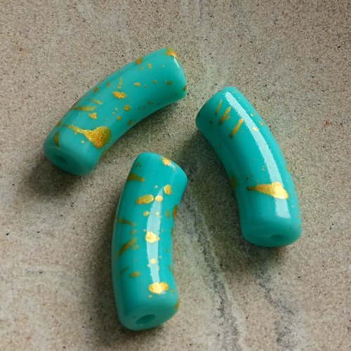 Perle tube incurvé turquoise tachetée doré acrylique 34x13mm ptu8-1