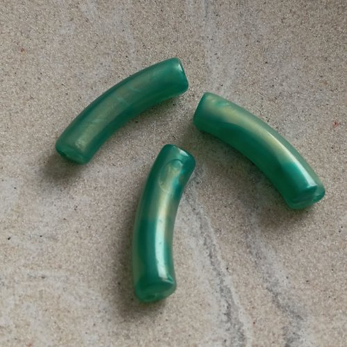 Perle tube incurvé verte acrylique 32x10mm pve15-6