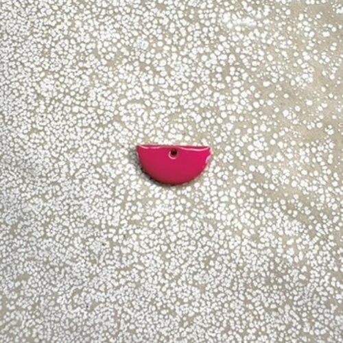 Sequin émaillé demi-lune rose fuchsia 8x15 mm laiton doré – sequin demi-lune bijoux diy ros25-1
