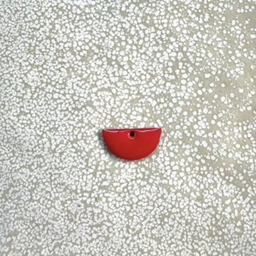 Sequin émaillé demi-lune rouge 8x15 mm laiton doré – sequin demi-lune bijoux diy rou19-2
