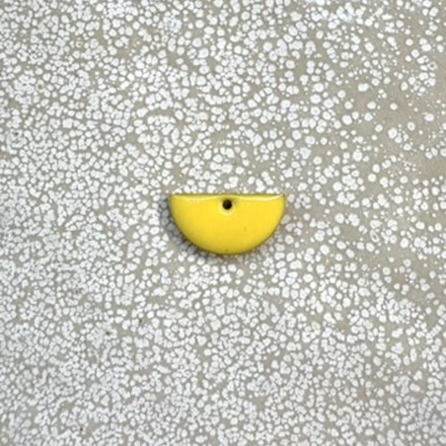 Sequin émaillé demi-lune jaune 8x15 mm laiton doré – sequin demi-lune bijoux diy ja15-7