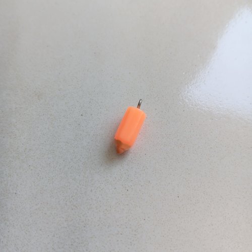 Breloque crayon orange 23x7mm or4-8