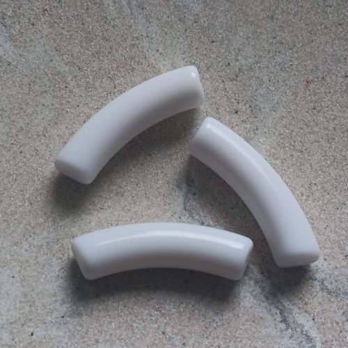 Perle tube incurvé blanc en acrylique 32x9mm pblc7-17