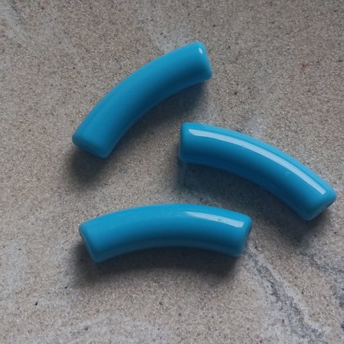 Perle tube incurvé bleu en acrylique 32x9mm pble12-1