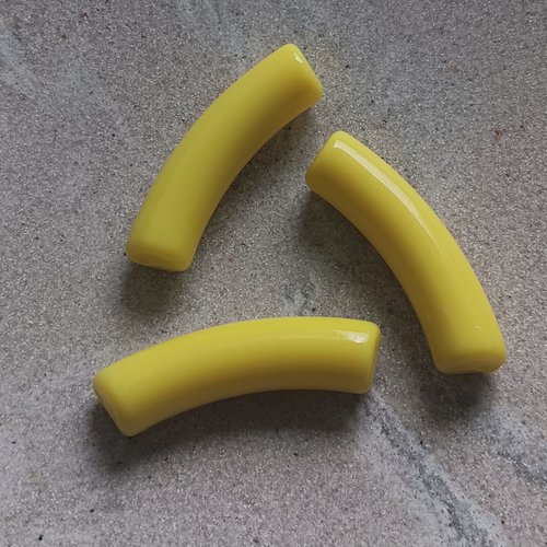 Perle tube incurvé jaune en acrylique 32x9mm pja9-6