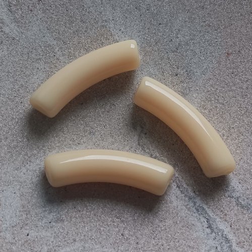 Perle tube incurvé jaune paille en acrylique 32x9mm pja3-6