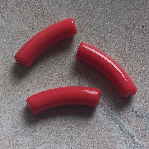 Perle tube incurvé rouge en acrylique 32x9mm prou1-6