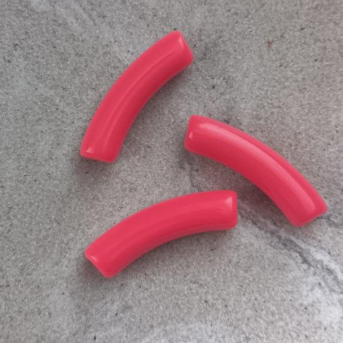 Perle tube incurvé rouge en acrylique 32x9mm prou7-3