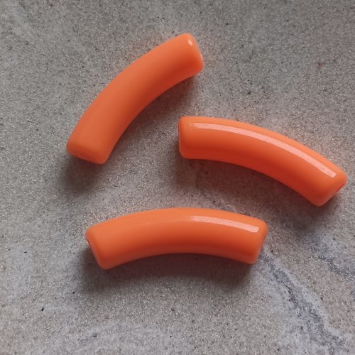Perle tube incurvé orange en acrylique 32x9mm por6-13
