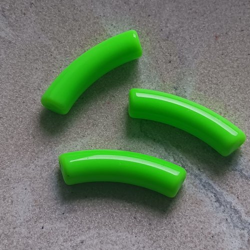 Perle tube incurvé vert fluo en acrylique 32x9mm pve3-2