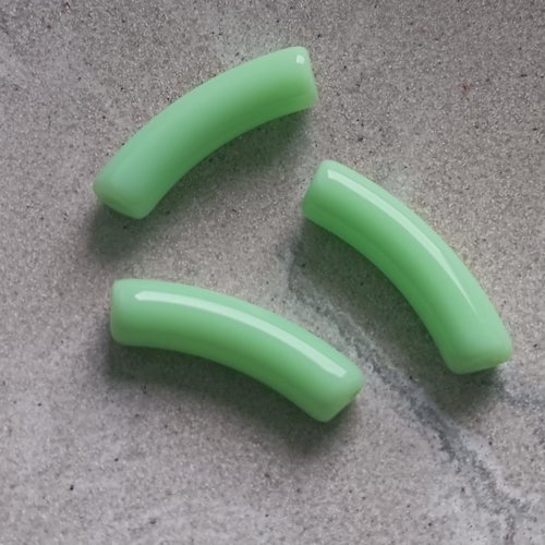 Perle tube incurvé vert pâle en acrylique 32x9mm pve15-2