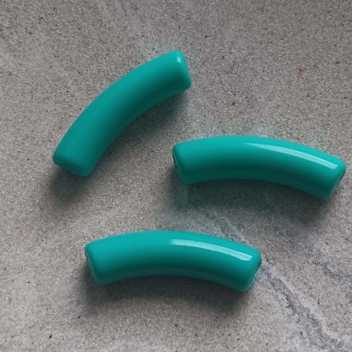 Perle tube incurvé vert turquoise en acrylique 32x9mm pve15-3