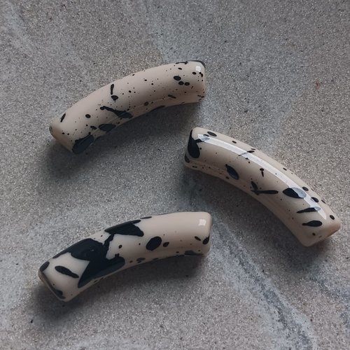 Perle tube incurvé beige tacheté noir en acrylique 32x10mm pblc1-5