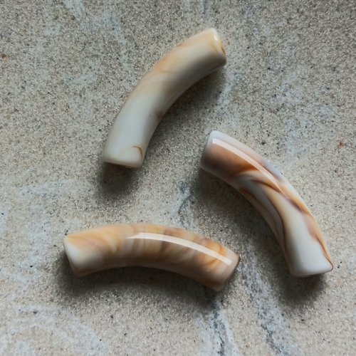 Perle tube incurvé blanche marbrée beige en acrylique 33x8mm pblc7-21