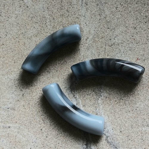 Perle tube incurvé bleu ciel marbré en acrylique 33x8mm pble12-4