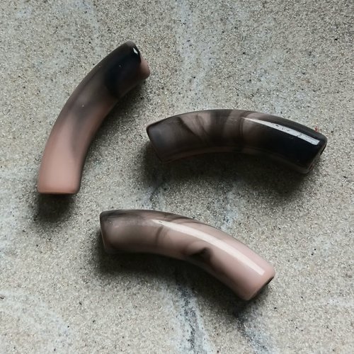 Perle tube incurvé orange marbré en acrylique 33x8mm por6-17
