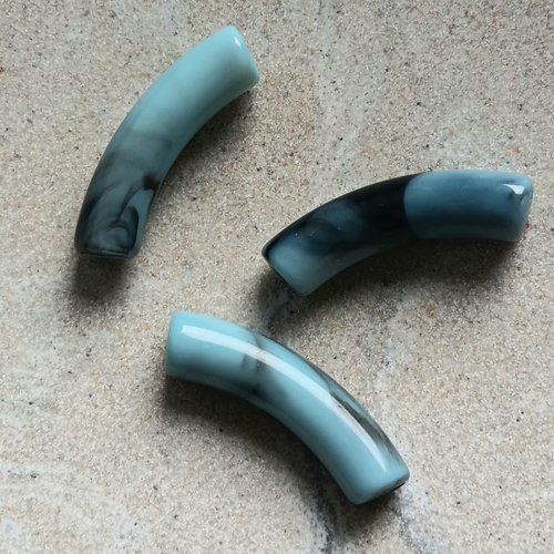 Perle tube incurvé turquoise marbré en acrylique 33x8mm ptu1-16