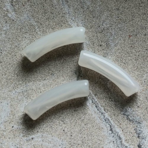 Perle tube incurvé blanche marbré en acrylique 31x9mm pblc1-8