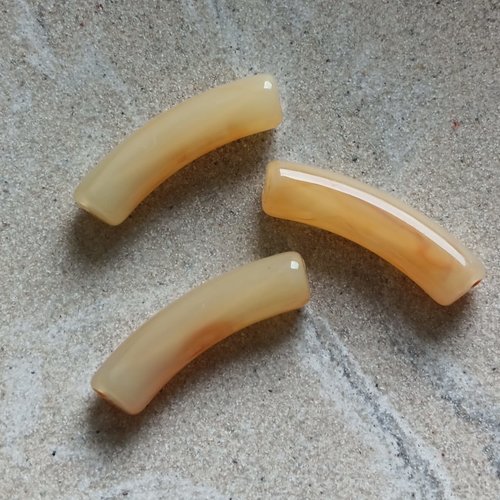 Perle tube incurvé beige marbré en acrylique 31x9mm pblc2-16