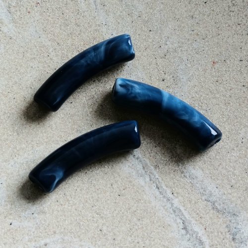 Perle tube incurvé bleu marine marbré en acrylique 31x9mm pble4-8