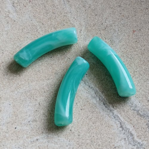 Perle tube incurvé turquoise marbré en acrylique 31x9mm ptu1-17