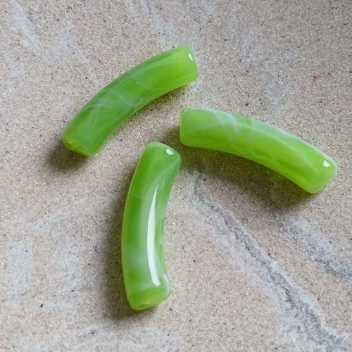 Perle tube incurvé vert marbré en acrylique 31x9mm pve5-1