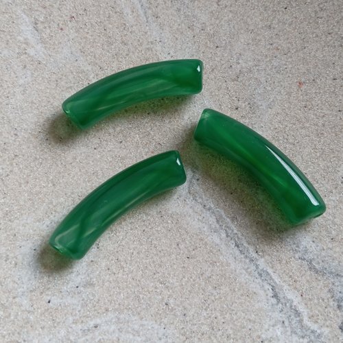 Perle tube incurvé vert marbré en acrylique 31x9mm pve5-4