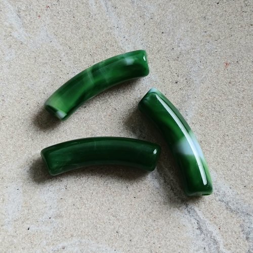 Perle tube incurvé vert marbré en acrylique 31x9mm pve5-5