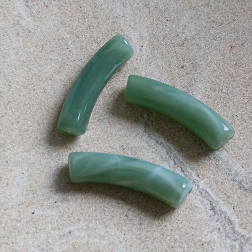 Perle tube incurvé vert marbré en acrylique 31x9mm pve5-11