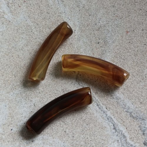 Perle tube incurvé marron marbré en acrylique 31x9mm pma1-8