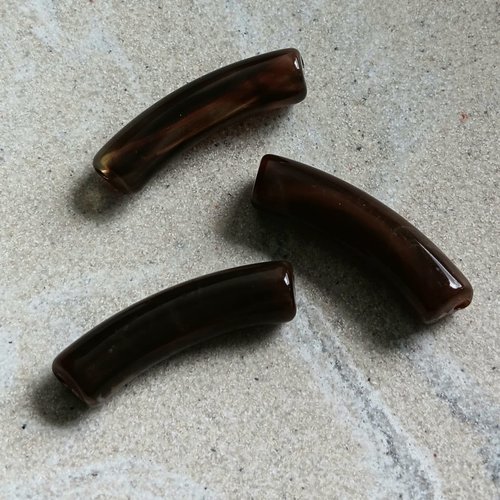 Perle tube incurvé marron marbré en acrylique 31x9mm pma1-11