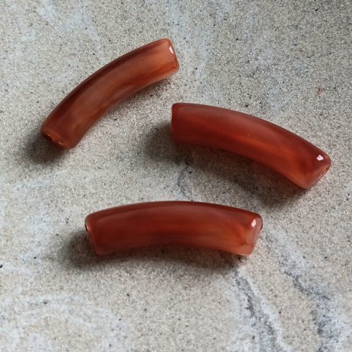 Perle tube incurvé rouge orangé marbré en acrylique 31x9mm prou2-8