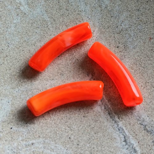 Perle tube incurvé orange fluo marbré en acrylique 31x9mm prou2-16