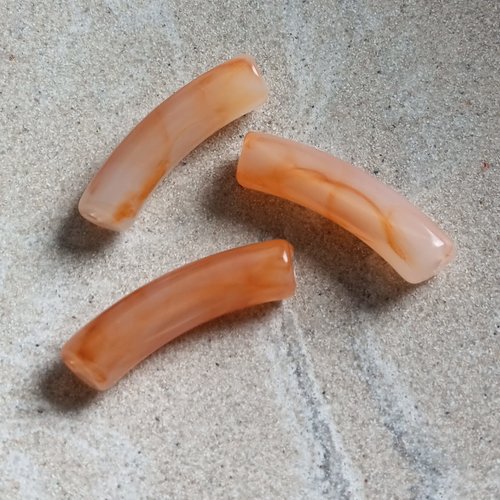 Perle tube incurvé orange marbré en acrylique 31x9mm por1-16