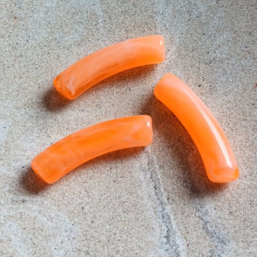Perle tube incurvé orange fluo marbré en acrylique 31x9mm por1-17