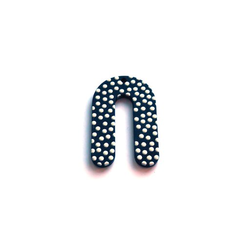 Pendentif u en acétate 32x21 mm motif pois noir et blanc - gemu-4