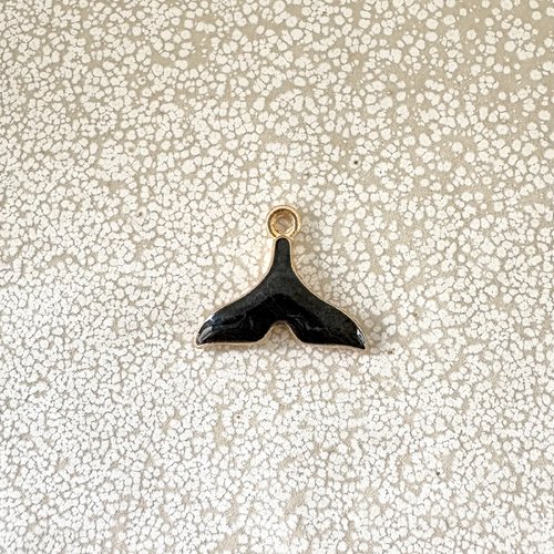 Breloque émaillée queue de baleine noire – métal doré – 15 × 17,5 mm no21-10