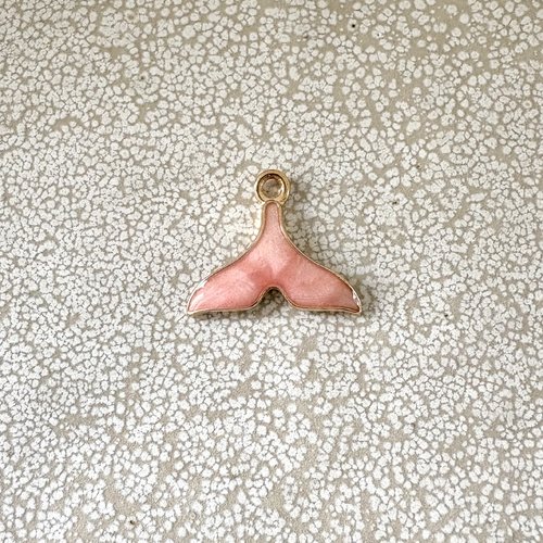 Breloque émaillée queue de baleine corail orangé – métal doré – 15 × 17,5 mm or13-1