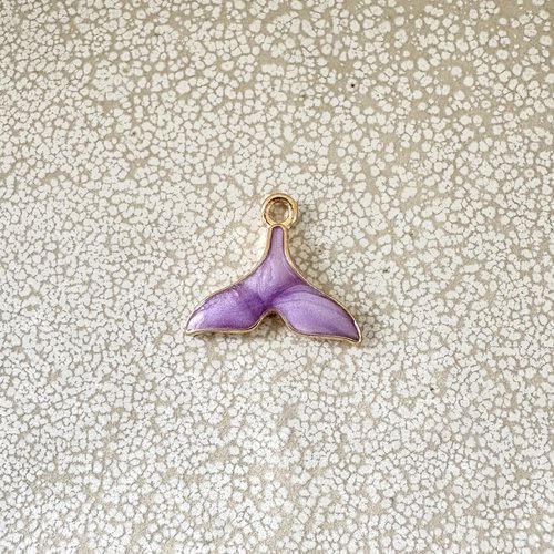 Breloque émaillée queue de baleine violette – métal doré – 15 × 17,5 mm vi13-8