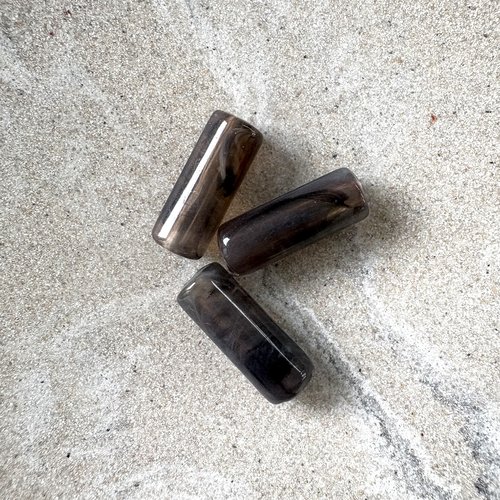 Perle tube marbrée marron en acrylique – 20 × 8 mm – trou 2 mm pma4-15