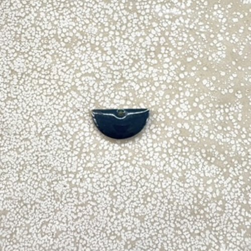 Sequin émaillé demi-lune bleu marine 8x15 mm laiton doré – sequin demi-lune bijoux diy ble32-10