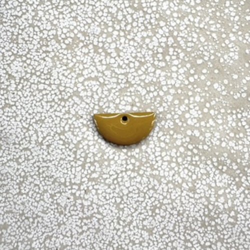 Sequin émaillé demi-lune jaune moutarde 8x15 mm laiton doré – sequin demi-lune bijoux diy ja16-1