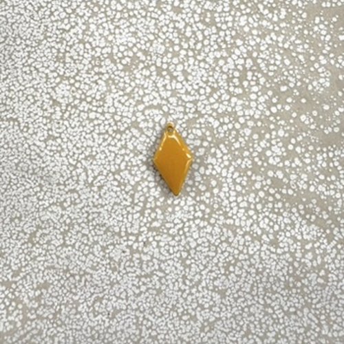 Sequin émaillé losange jaune moutarde 15x8 mm laiton doré – sequin losange bijoux diy ja5-9