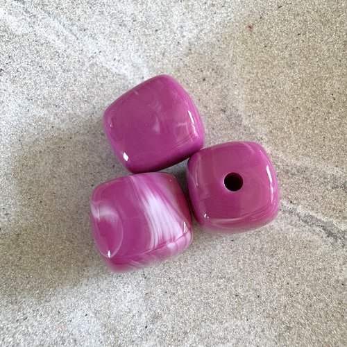 Perle carrée marbrée rose en acrylique 17 mm pros9-11