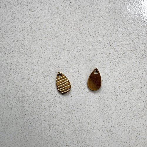 Breloque goutte striée en acier inoxydable 304 dorée pvd 10x6 mm do21-7