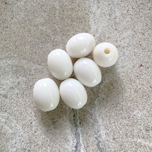 Perle ovale en acrylique blanche 13x10 mm pblc8-20