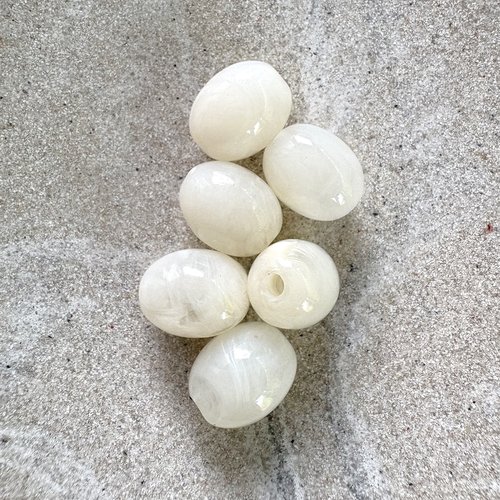Perle ovale en acrylique marbrée beige 13x10 mm pblc8-22