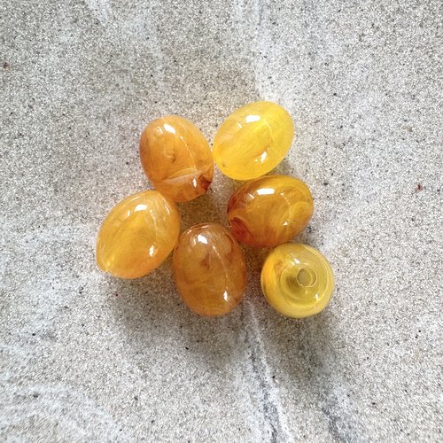 Perle ovale en acrylique marbrée jaune 13x10 mm pja10-1