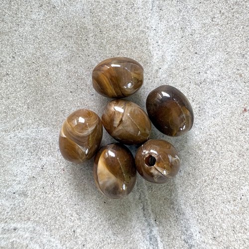 Perle ovale en acrylique marbrée marron 13x10 mm pma4-23
